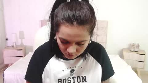 Snapshot of mia_traveluxe chatting on 10-15-25, 04:01 Mia online show from 10-15-25, 04:01