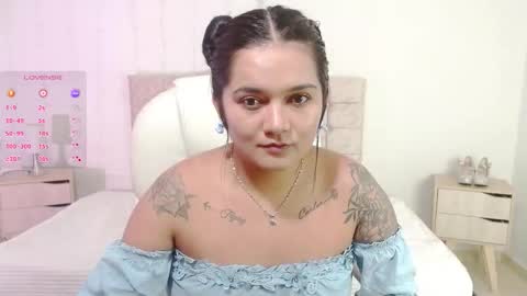 Snapshot of mia_traveluxe chatting on 10-21-25, 11:27 Mia online show from 10-21-25, 11:27