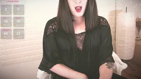 mia_wallase online show from 12-28-24, 03:37