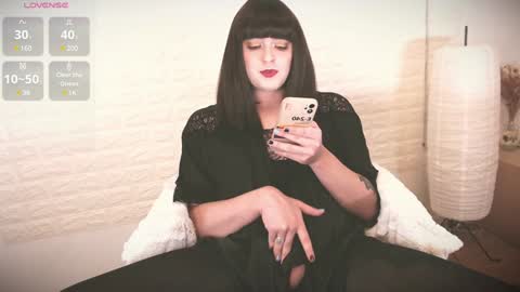 mia_wallase online show from 02-01-25, 07:47