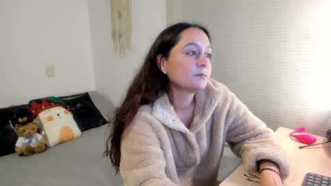 Mia   online show from 12-19-24, 10:32