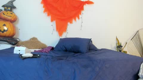 Mia  online show from 10-24-25, 12:01