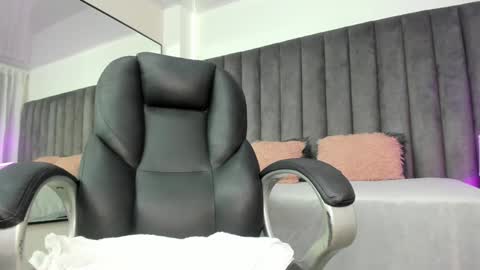 Mia online show from 01-22-25, 05:59