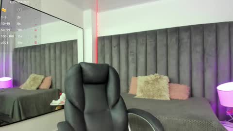 Mia online show from 03-10-25, 06:16