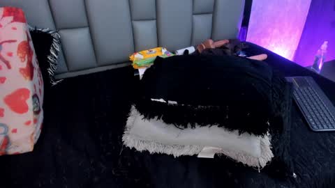 Mia online show from 01-08-25, 03:07