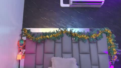 Mia online show from 12-04-25, 12:03