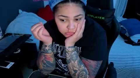 Mia online show from 05-04-26, 12:17