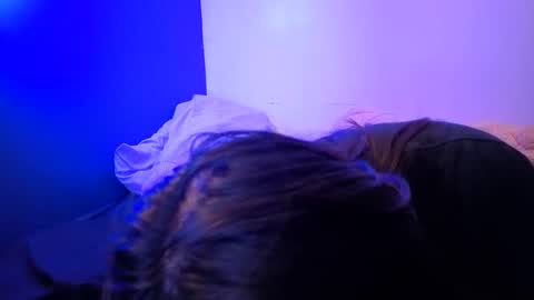 Mia online show from 05-20-26, 01:23