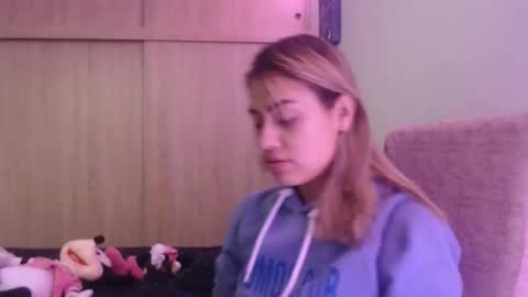 Snapshot of miacollings1 chatting on 12-21-25, 04:58 Miia online show from 12-21-25, 04:58