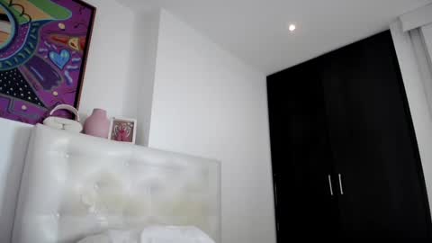 Mia online show from 09-08-25, 08:41