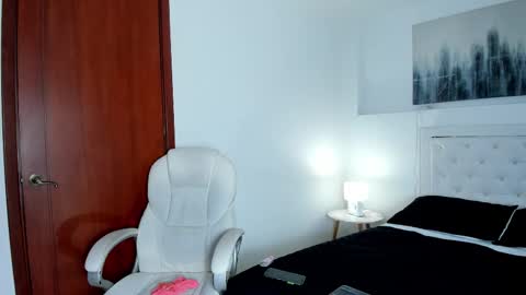 Mia online show from 02-12-25, 05:16