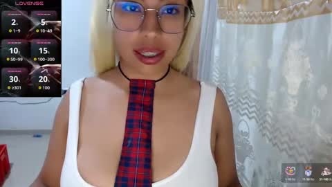 Snapshot of miajuk chatting on 10-10-25, 03:38 Emma online show from 10-10-25, 03:38