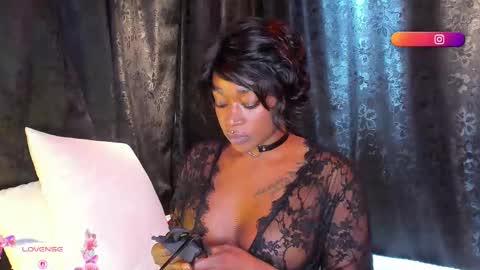 Snapshot of miaknox chatting on 10-14-25, 12:00 Mia online show from 10-14-25, 12:00