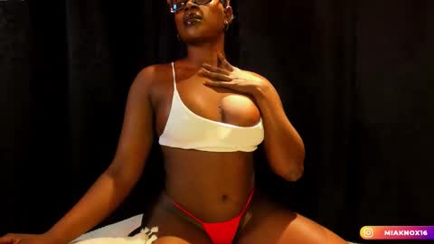 Mia online show from 12-23-25, 12:08