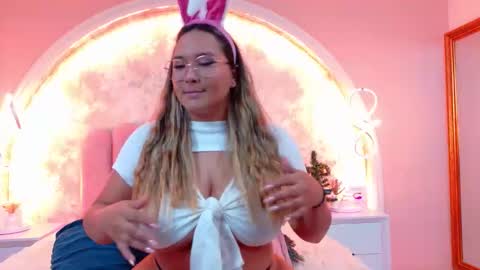 Mia online show from 12-15-25, 04:28