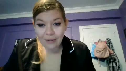 Snapshot of miamoves chatting on 07-15-26, 01:22 Mia Moves You online show from 07-15-26, 01:22