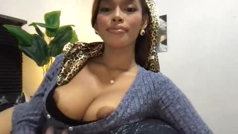 Snapshot of miapasita chatting on 09-12-25, 05:24 Mia online show from 09-12-25, 05:24