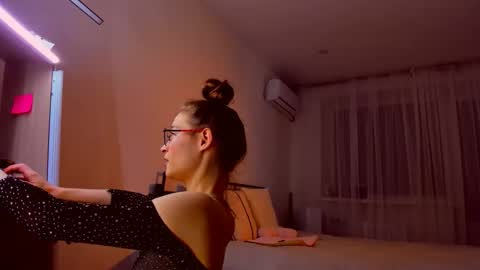 Mia online show from 03-12-26, 05:30