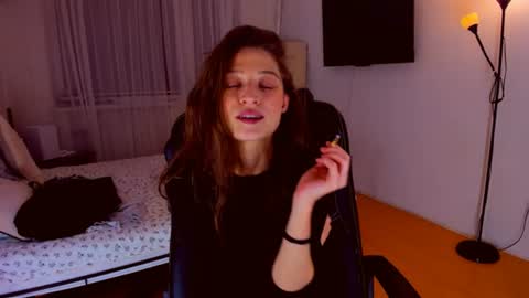 Mia online show from 06-29-26, 07:03