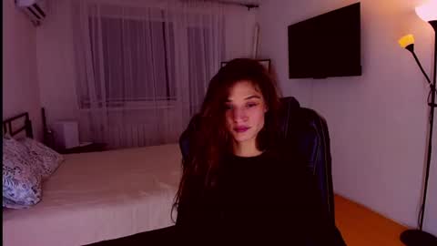 Mia online show from 07-02-26, 07:42