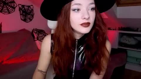 Snapshot of miarouge_me chatting on 10-27-25, 03:32 Mia online show from 10-27-25, 03:32