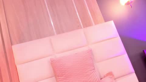 Mia online show from 03-10-25, 10:55