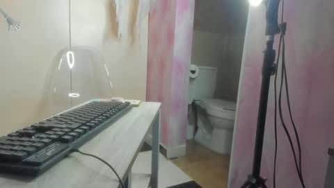 Snapshot of miasstone chatting on 10-25-25, 05:04  MIA online show from 10-25-25, 05:04