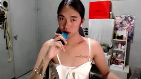 Snapshot of miatrixs chatting on 03-25-26, 03:40 Mia online show from 03-25-26, 03:40