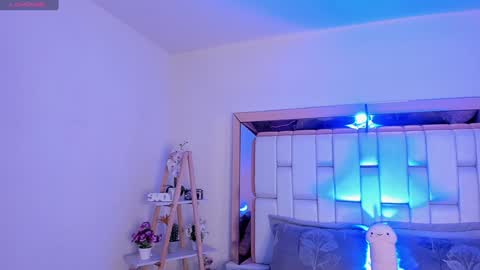 Snapshot of miavillalobos_ chatting on 01-25-25, 04:46 Mia Villalobos online show from 01-25-25, 04:46