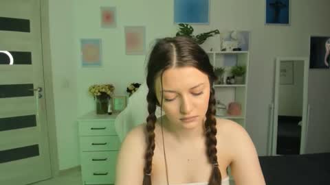 Snapshot of miavixxenn chatting on 09-12-25, 03:39 Mia online show from 09-12-25, 03:39