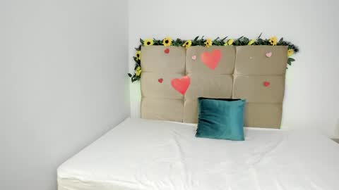 Snapshot of michael_and_sharon chatting on 02-21-25, 02:28 Micky and Sharon online show from 02-21-25, 02:28