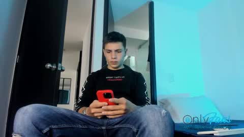 Snapshot of michael_boy88_ chatting on 09-09-25, 09:03 Michael Boy online show from 09-09-25, 09:03