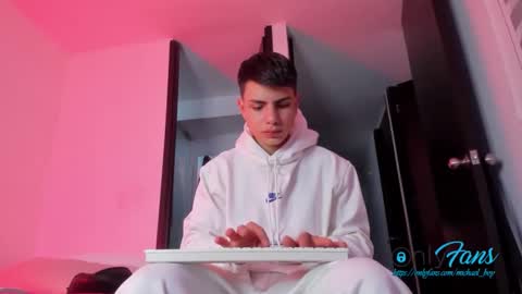 Snapshot of michael_boy88_ chatting on 10-31-25, 08:21 Michael Boy online show from 10-31-25, 08:21