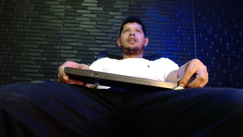 Snapshot of michael_daviss1 chatting on 03-08-25, 04:17 Michael Daviss online show from 03-08-25, 04:17