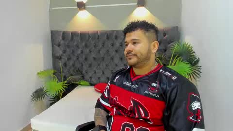 Snapshot of michael_hill1 chatting on 11-04-25, 01:32 MICHAEL online show from 11-04-25, 01:32