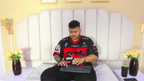 Snapshot of michael_hill1 chatting on 11-12-25, 01:11 MICHAEL online show from 11-12-25, 01:11