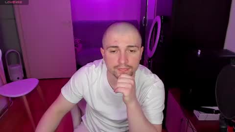 Snapshot of michael_wolfborn chatting on 06-10-26, 03:22 Michael online show from 06-10-26, 03:22