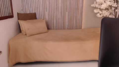 Snapshot of michellee_20 chatting on 10-09-25, 01:20 Michelle online show from 10-09-25, 01:20