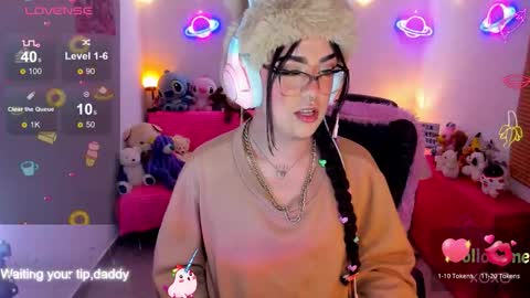 Snapshot of michellevanss22 chatting on 11-11-25, 04:01 online show from 11-11-25, 04:01