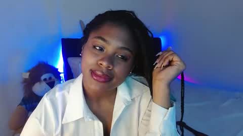 Snapshot of michellmoon32 chatting on 09-25-25, 05:49 michell online show from 09-25-25, 05:49