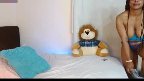 Snapshot of michellmoon32 chatting on 09-27-25, 02:16 michell online show from 09-27-25, 02:16