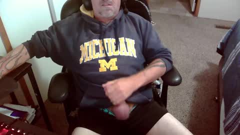 Snapshot of michigan_daddy chatting on 10-09-25, 01:42 TattedInDetroit online show from 10-09-25, 01:42