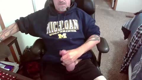 Snapshot of michigan_daddy chatting on 10-17-25, 05:04 TattedInDetroit online show from 10-17-25, 05:04