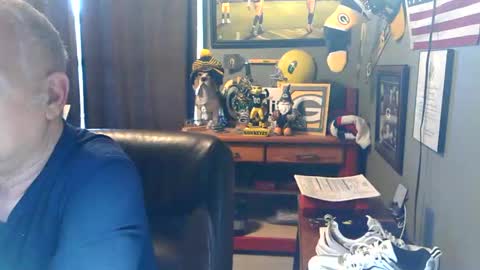 Snapshot of midwestdad09 chatting on 04-13-26, 11:32 midwestdad09 online show from 04-13-26, 11:32