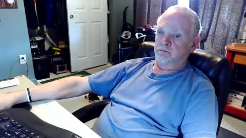 Snapshot of midwestdad09 chatting on 04-15-26, 07:58 midwestdad09 online show from 04-15-26, 07:58