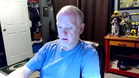Snapshot of midwestdad09 chatting on 04-17-26, 08:17 midwestdad09 online show from 04-17-26, 08:17