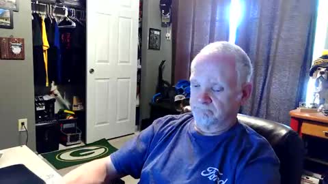 Snapshot of midwestdad09 chatting on 04-17-26, 09:18 midwestdad09 online show from 04-17-26, 09:18