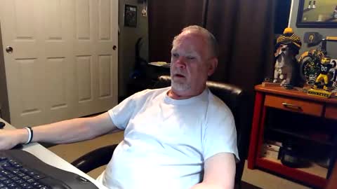 Snapshot of midwestdad09 chatting on 04-20-26, 10:07 midwestdad09 online show from 04-20-26, 10:07
