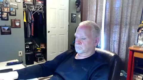 Snapshot of midwestdad09 chatting on 04-21-26, 09:28 midwestdad09 online show from 04-21-26, 09:28