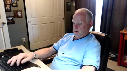 Snapshot of midwestdad09 chatting on 04-27-26, 02:04 midwestdad09 online show from 04-27-26, 02:04